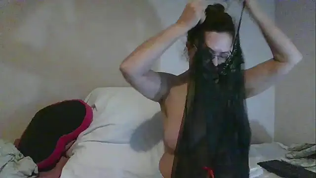 Snapshot of Hottie-Mom chatting on 4, 12, 2024 Hottie-Mom online show from 4, 12, 2024