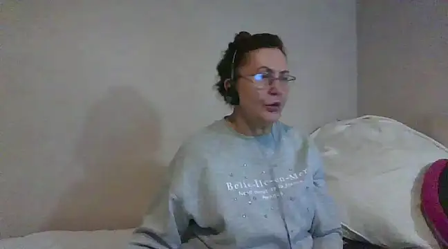 Snapshot of Hottie-Mom chatting on 4, 1, 2025 Hottie-Mom online show from 4, 1, 2025