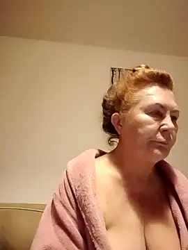 Snapshot of Hottie-Mom chatting on 27, 9, 2025 Hottie-Mom online show from 27, 9, 2025