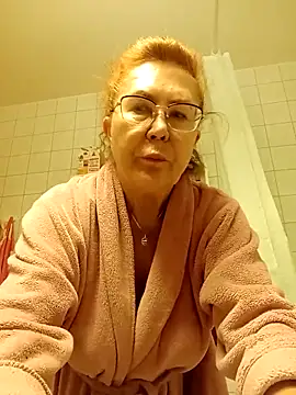 Snapshot of Hottie-Mom chatting on 12, 10, 2025 Hottie-Mom online show from 12, 10, 2025
