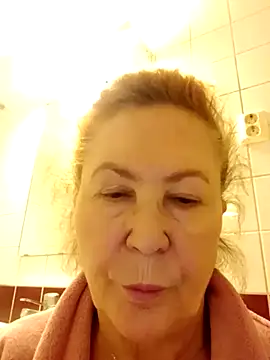 Snapshot of Hottie-Mom chatting on 13, 10, 2025 Hottie-Mom online show from 13, 10, 2025