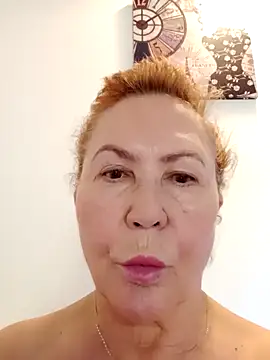 Snapshot of Hottie-Mom chatting on 14, 10, 2025 Hottie-Mom online show from 14, 10, 2025