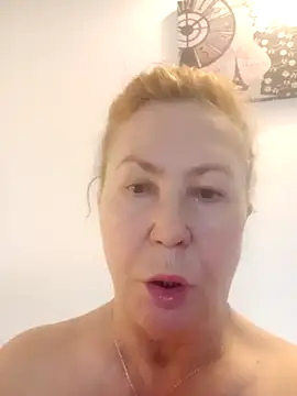 Snapshot of Hottie-Mom chatting on 17, 11, 2025 Hottie-Mom online show from 17, 11, 2025