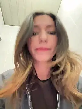 Snapshot of _MiaQueen_ chatting on 19, 2, 2025 MiaQueen online show from 19, 2, 2025