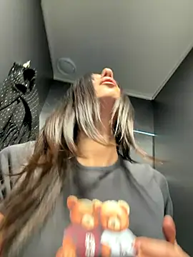 Snapshot of _MiaQueen_ chatting on 11, 11, 2025 MiaQueen online show from 11, 11, 2025