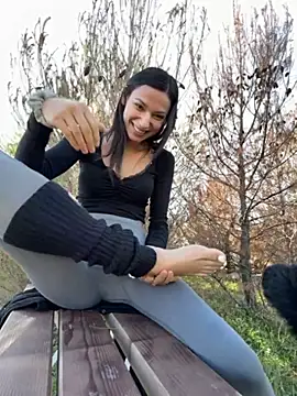 Snapshot of _MiaQueen_ chatting on 13, 11, 2025 MiaQueen online show from 13, 11, 2025