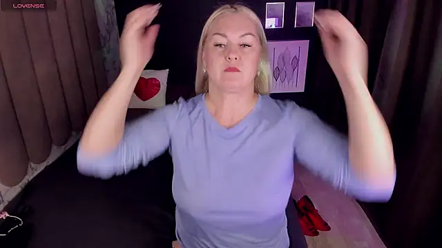 YolandaKiss online show from 13, 10, 2025