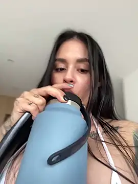 LaraHenao online show from 30, 1, 2025