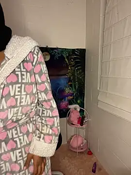 Snapshot of Badjen1027 chatting on 4, 11, 2025 Badjen1027 online show from 4, 11, 2025