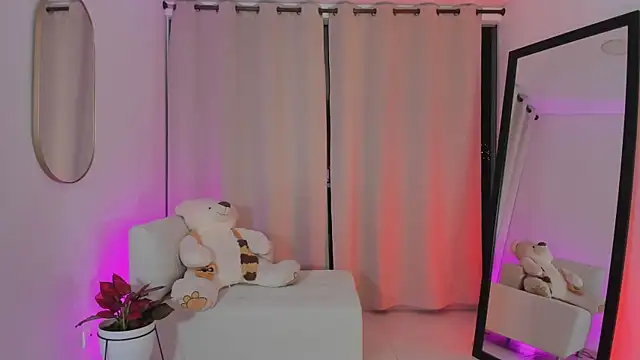 roxie gates  online show from 19, 10, 2025