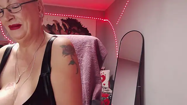 Snapshot of LaylaMilf chatting on 19, 11, 2025 LaylaMilf online show from 19, 11, 2025