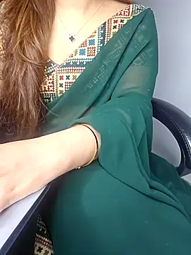 Snapshot of aliyaah_singh chatting on 5, 1, 2025 aliyaah singh online show from 5, 1, 2025