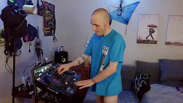 Snapshot of pyrowuff chatting on 7, 7, 2026 pyrowuff online show from 7, 7, 2026