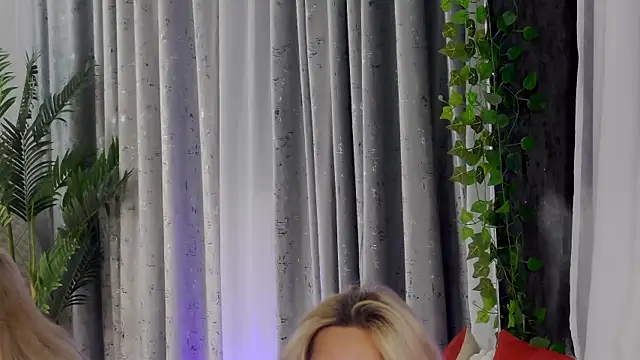 Snapshot of IsabelleEthan chatting on 5, 11, 2025 IsabelleEthan online show from 5, 11, 2025