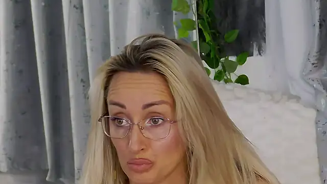 Snapshot of IsabelleEthan chatting on 23, 11, 2025 IsabelleEthan online show from 23, 11, 2025