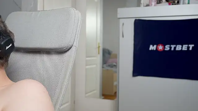 foxeslovefoxes online show from 8, 1, 2025