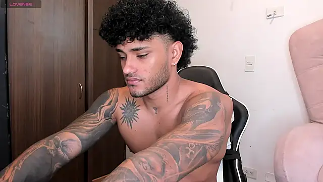 Snapshot of Alessandro_Vanni chatting on 3, 12, 2024 Alessandro Vanni online show from 3, 12, 2024