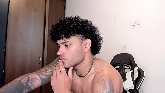 Snapshot of Alessandro_Vanni chatting on 12, 12, 2024 Alessandro Vanni online show from 12, 12, 2024