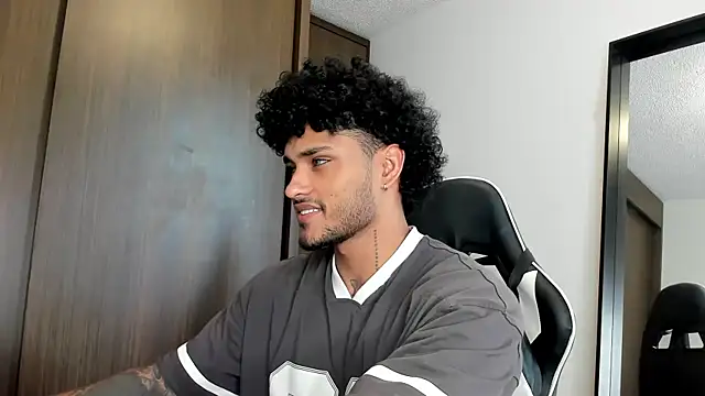 Snapshot of Alessandro_Vanni chatting on 8, 1, 2025 Alessandro Vanni online show from 8, 1, 2025