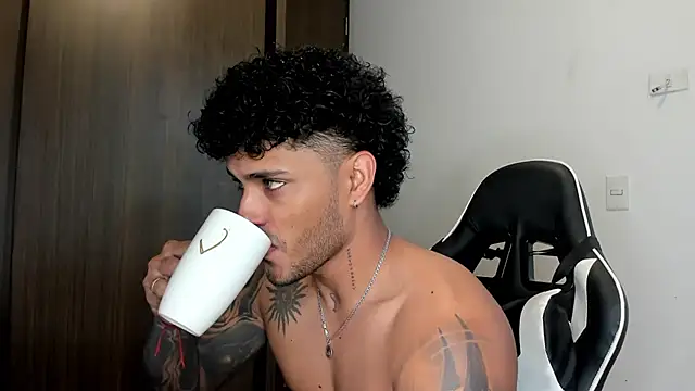 Snapshot of Alessandro_Vanni chatting on 31, 1, 2025 Alessandro Vanni online show from 31, 1, 2025