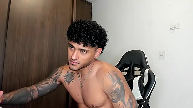 Snapshot of Alessandro_Vanni chatting on 2, 2, 2025 Alessandro Vanni online show from 2, 2, 2025