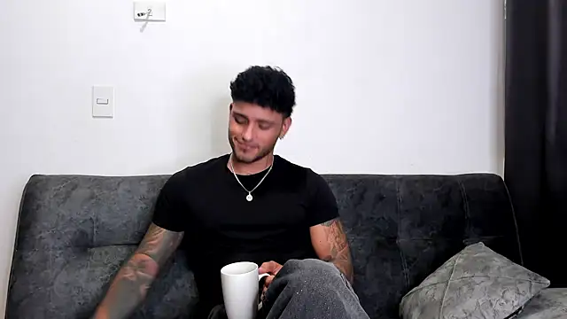 Snapshot of Alessandro_Vanni chatting on 5, 3, 2025 Alessandro Vanni online show from 5, 3, 2025