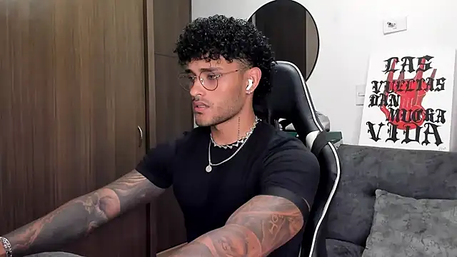 Snapshot of Alessandro_Vanni chatting on 5, 10, 2025 Alessandro Vanni online show from 5, 10, 2025