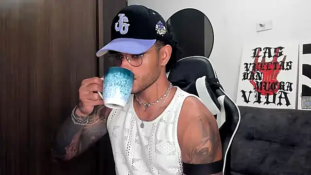 Snapshot of Alessandro_Vanni chatting on 10, 10, 2025 Alessandro Vanni online show from 10, 10, 2025