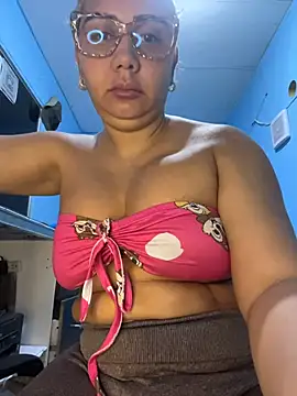 Snapshot of maymercy chatting on 21, 11, 2025 maymercy online show from 21, 11, 2025