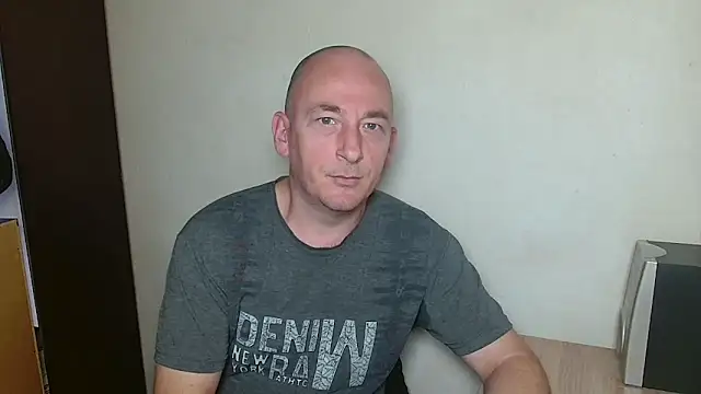 Snapshot of Johan___Barker chatting on 15, 12, 2025 Johan Barker online show from 15, 12, 2025