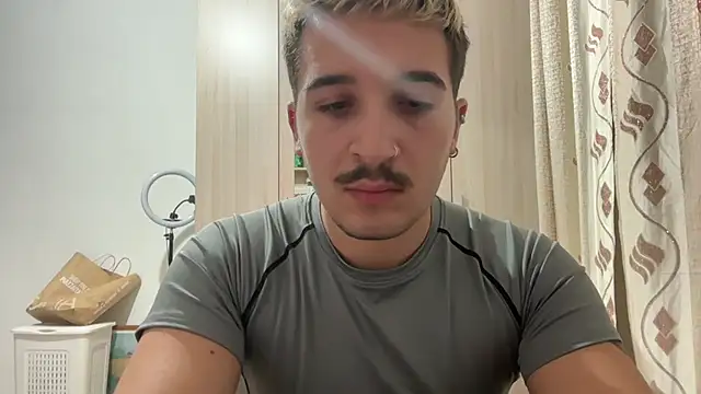 Snapshot of igiuil chatting on 17, 11, 2025 igiuil online show from 17, 11, 2025