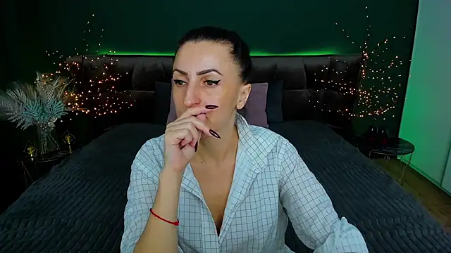 Snapshot of Rebecca_Diamond chatting on 5, 3, 2025 Rebecca Diamond online show from 5, 3, 2025