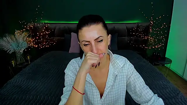 Snapshot of Rebecca_Diamond chatting on 5, 3, 2025 Rebecca Diamond online show from 5, 3, 2025