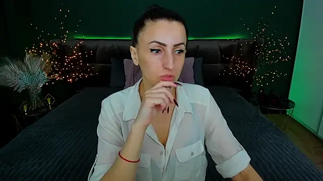 Snapshot of Rebecca_Diamond chatting on 6, 3, 2025 Rebecca Diamond online show from 6, 3, 2025