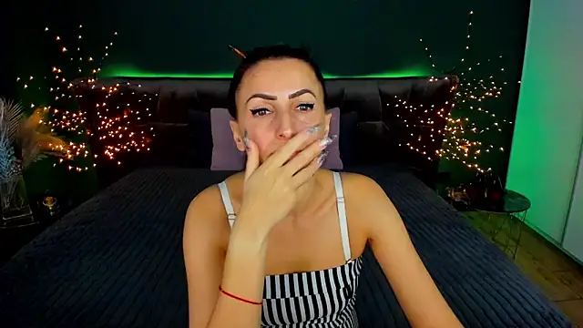 Snapshot of Rebecca_Diamond chatting on 5, 10, 2025 Rebecca Diamond online show from 5, 10, 2025