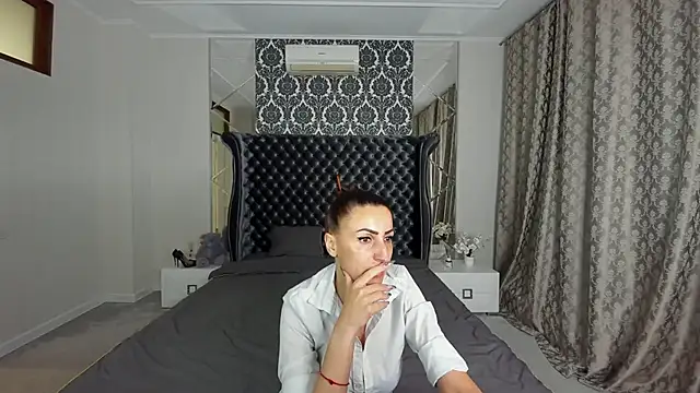 Snapshot of Rebecca_Diamond chatting on 6, 10, 2025 Rebecca Diamond online show from 6, 10, 2025