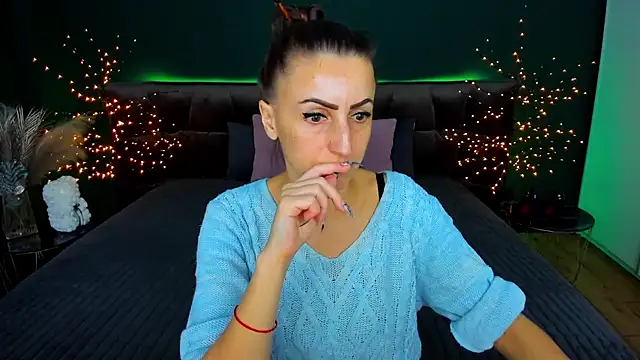 Snapshot of Rebecca_Diamond chatting on 17, 11, 2025 Rebecca Diamond online show from 17, 11, 2025