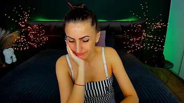 Snapshot of Rebecca_Diamond chatting on 18, 11, 2025 Rebecca Diamond online show from 18, 11, 2025