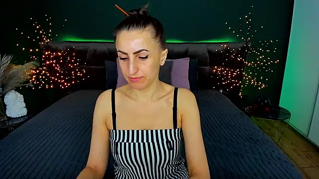 Snapshot of Rebecca_Diamond chatting on 24, 11, 2025 Rebecca Diamond online show from 24, 11, 2025