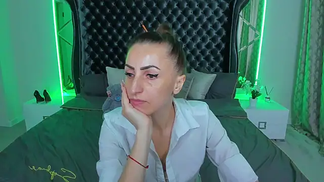 Snapshot of Rebecca_Diamond chatting on 25, 11, 2025 Rebecca Diamond online show from 25, 11, 2025