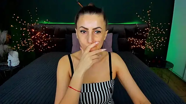 Snapshot of Rebecca_Diamond chatting on 1, 12, 2025 Rebecca Diamond online show from 1, 12, 2025