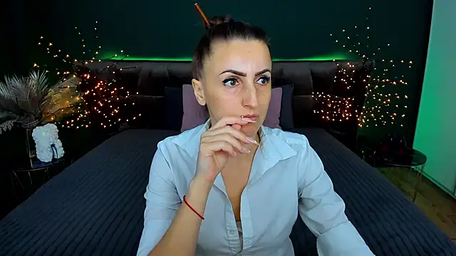 Snapshot of Rebecca_Diamond chatting on 2, 12, 2025 Rebecca Diamond online show from 2, 12, 2025