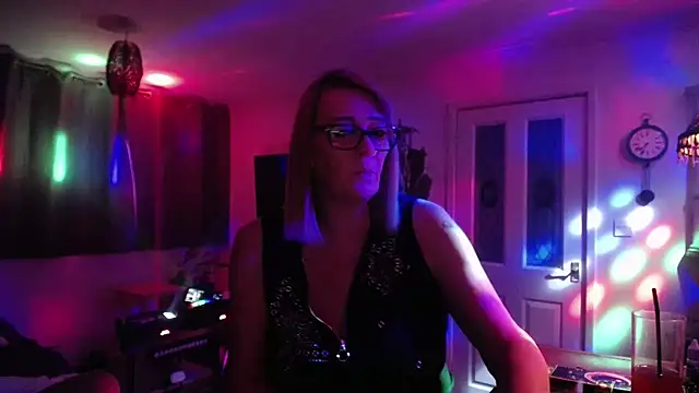 COUPLE4VOYEUR01 online show from 28, 3, 2026