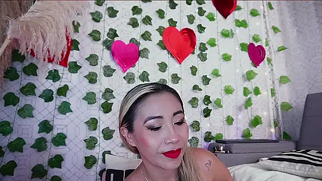 Snapshot of isis_lov chatting on 8, 2, 2025 isis lov online show from 8, 2, 2025