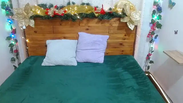 Snapshot of NikkieMilky chatting on 18, 12, 2025 NikkieMilky online show from 18, 12, 2025