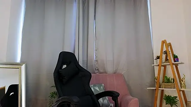 bella  adams online show from 7, 3, 2025