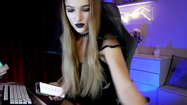 Snapshot of MrsTenderBeast chatting on 7, 3, 2025 MrsTenderBeast online show from 7, 3, 2025