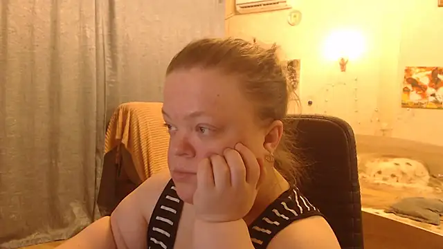 Janiffer MiMi online show from 1, 2, 2025