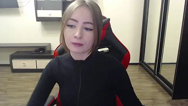 Snapshot of Laralianna chatting on 4, 1, 2025 Laralianna online show from 4, 1, 2025