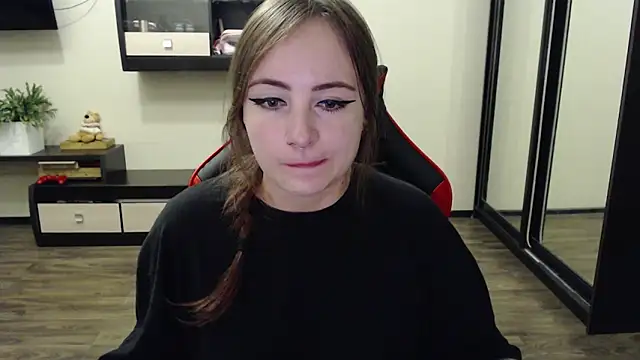 Snapshot of Laralianna chatting on 11, 9, 2025 Laralianna online show from 11, 9, 2025